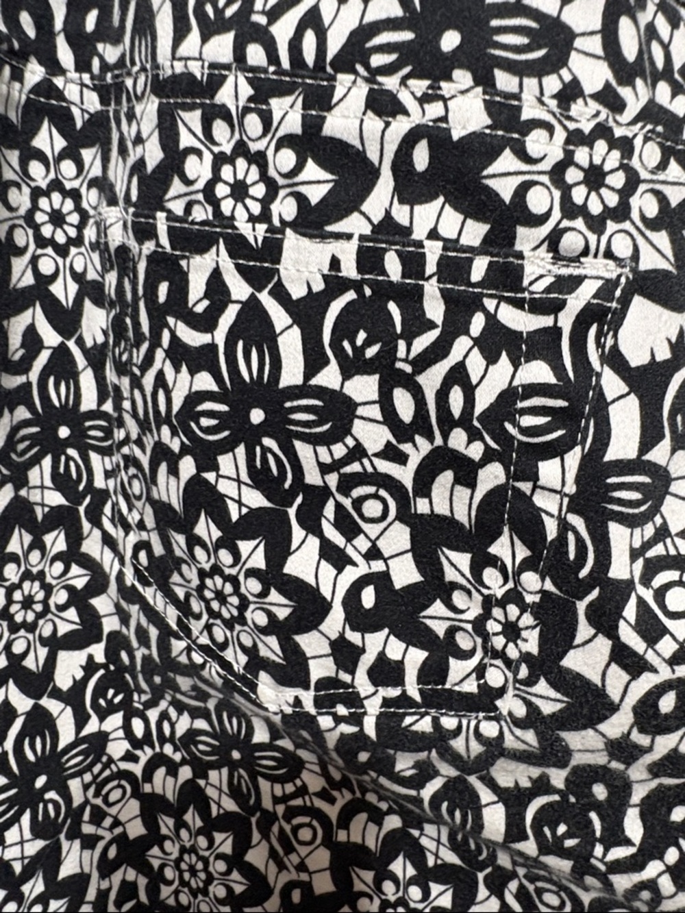 Madison Black & White Floral-Print Capris - Picture 5 of 7